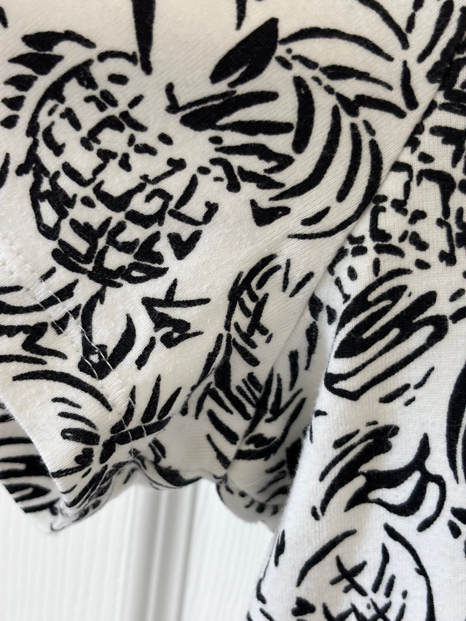 Chico’s women’s black-and-ivory tropical-print top in size 3. - Image 4