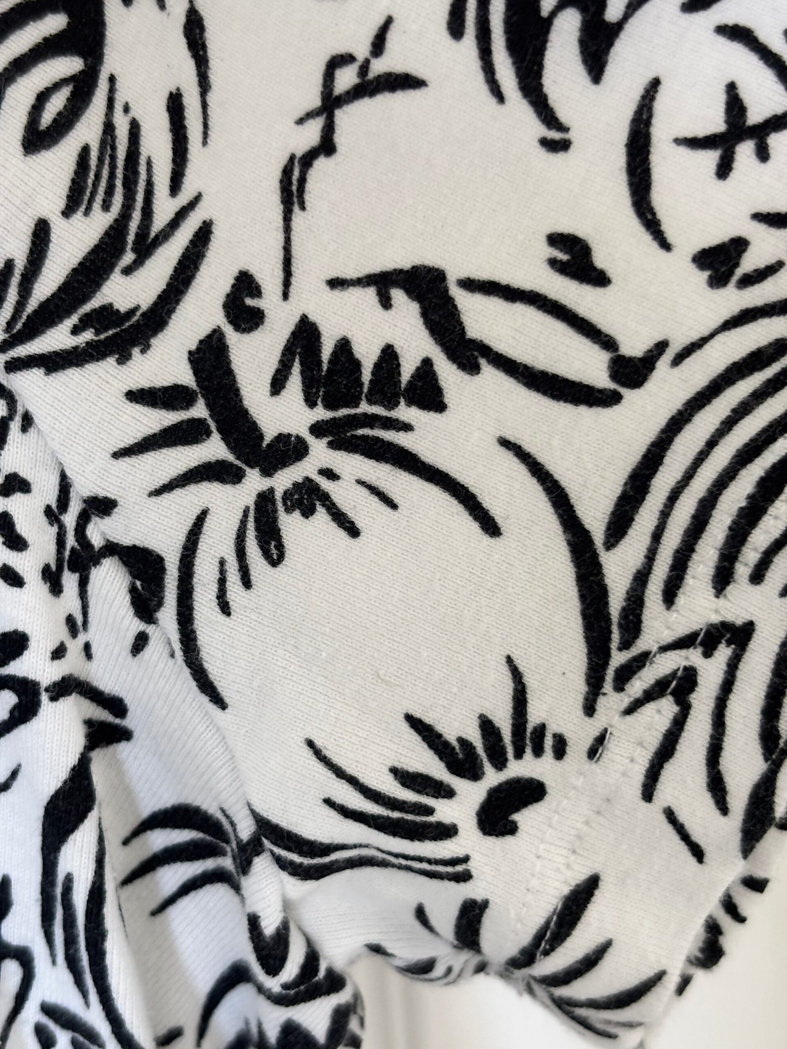 Chico’s women’s black-and-ivory tropical-print top in size 3. - Image 6