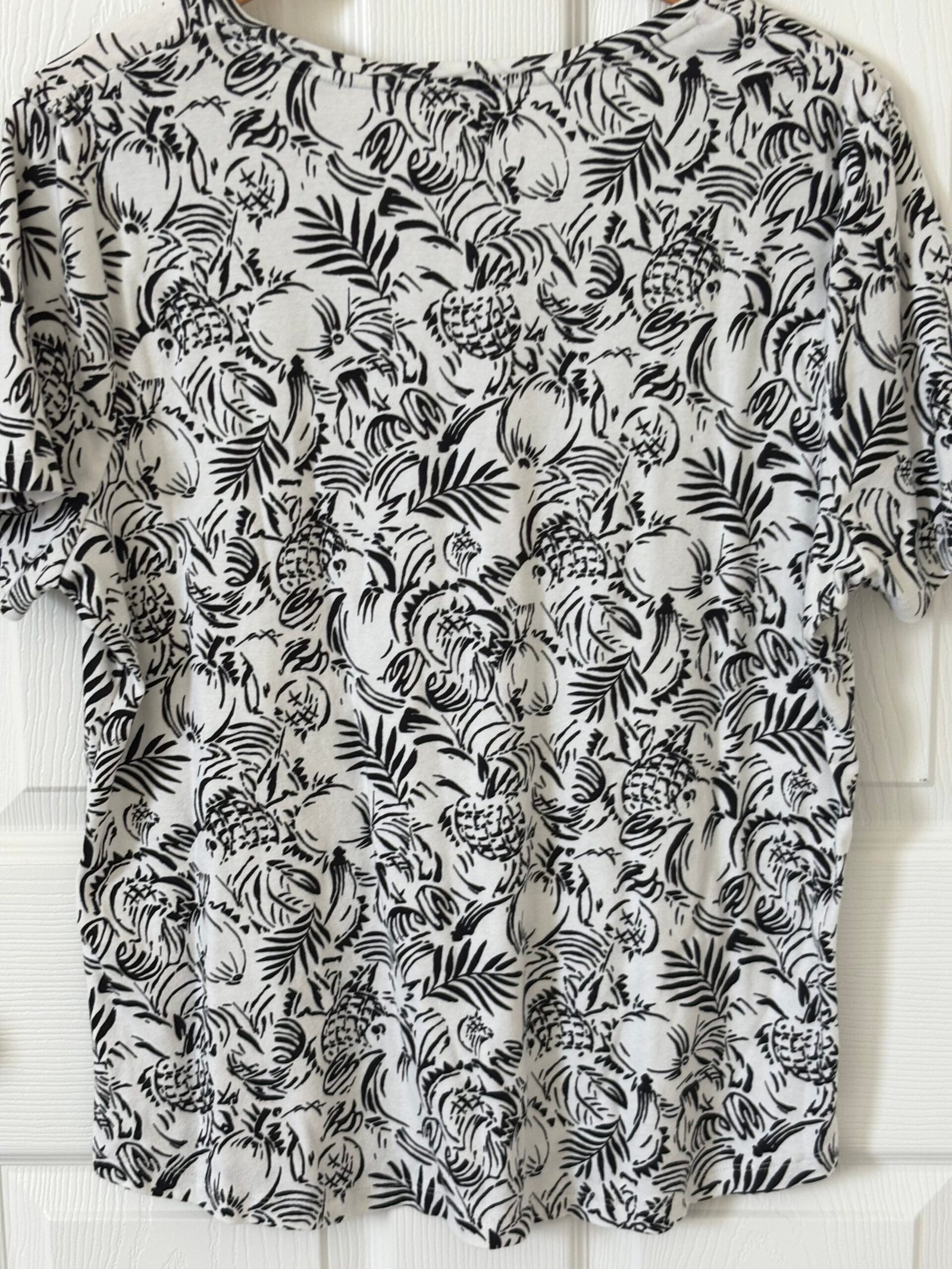 Chico’s women’s black-and-ivory tropical-print top in size 3. - Image 5