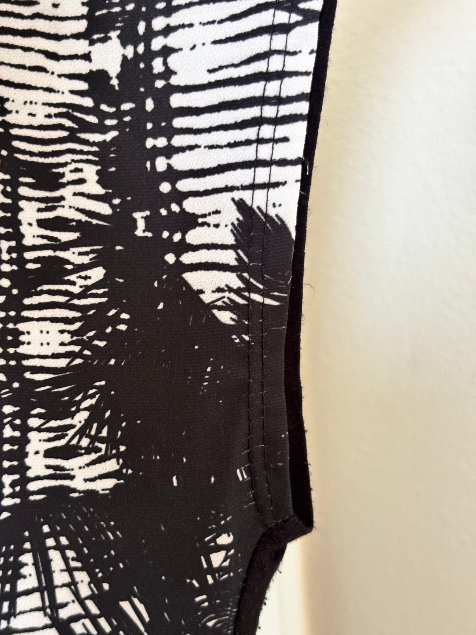 Bobeau women’s black-and-ivory printed tunic top in size XL. - Image 4